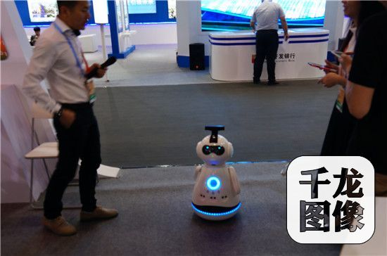 同往届京交会相比，记者发现在本届京交会上，无人机、智能机器人和VR设备的展示成为一大亮点。
