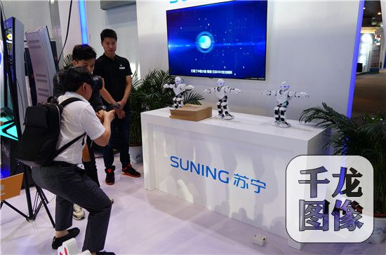 在苏宁云商的展台前看到，无论是孩子还是成人都被VR设备深深的吸引。