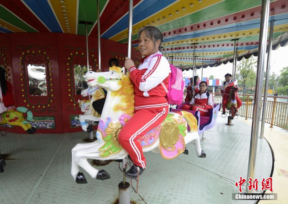 六旬大叔大妈穿校服补过儿童节