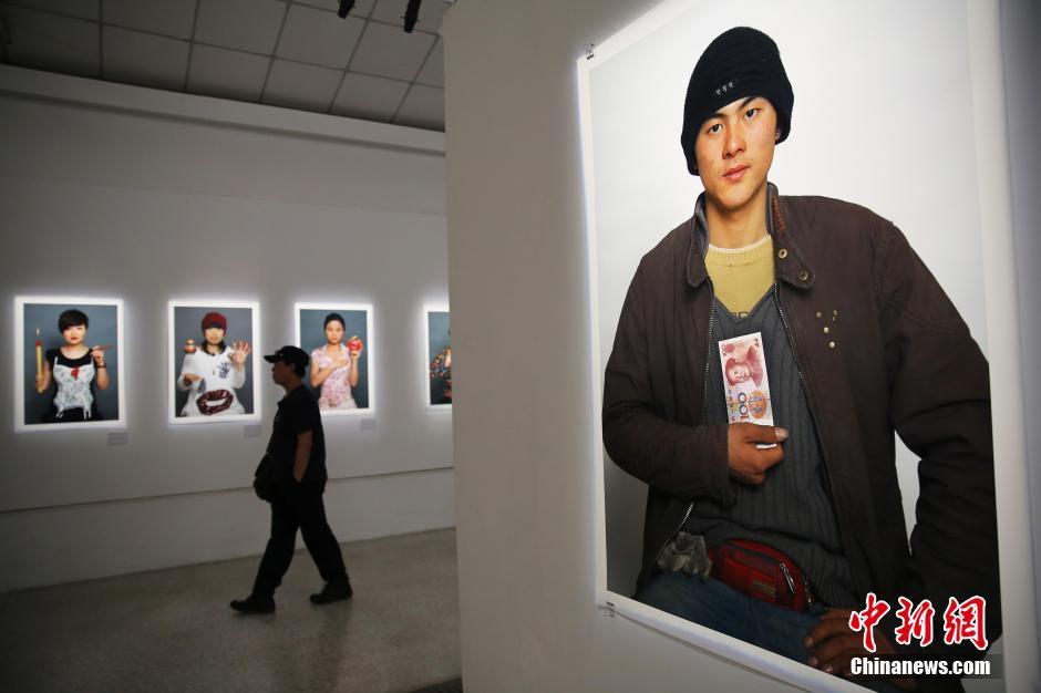 《生于80年代》卢北峰摄影展在京举行