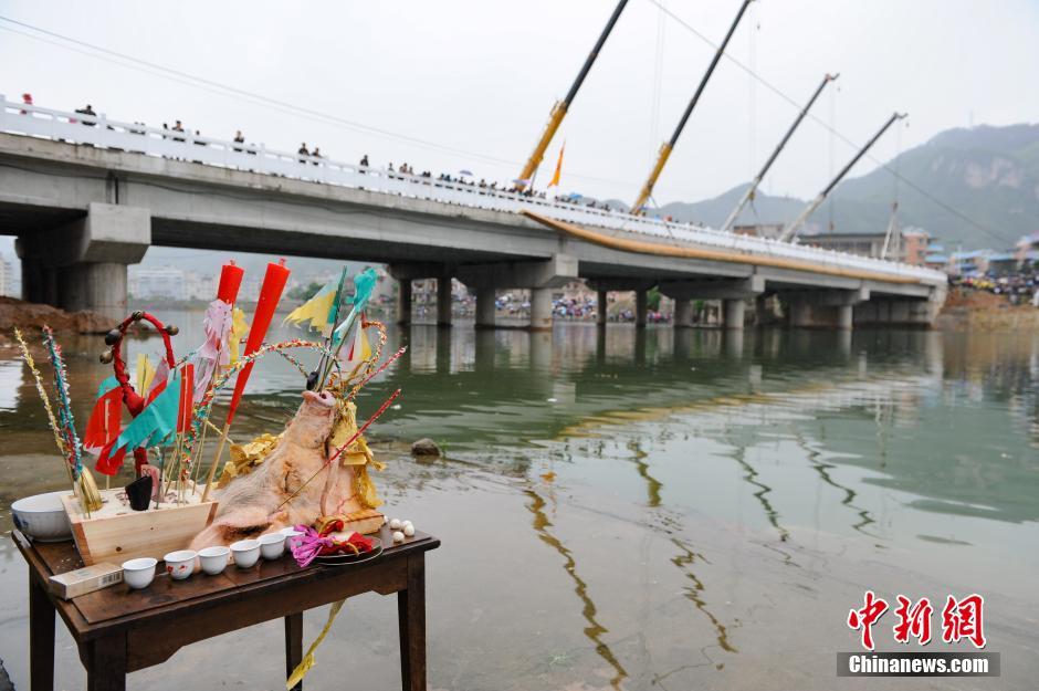 贵州千名壮汉护送“中华苗族第一龙舟”下水
