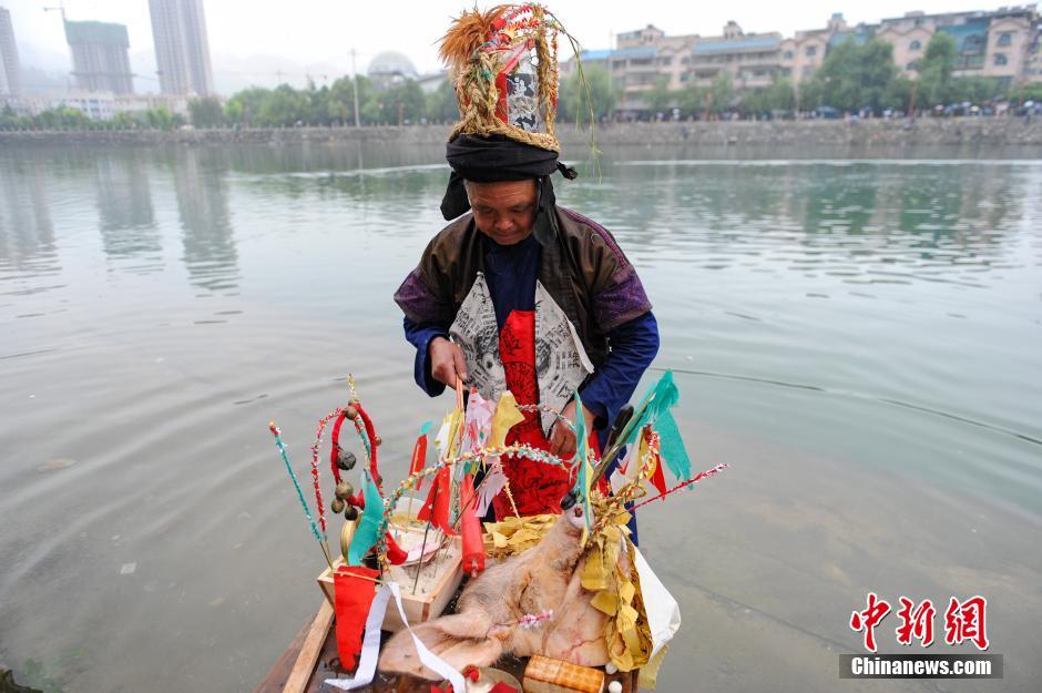 贵州千名壮汉护送“中华苗族第一龙舟”下水