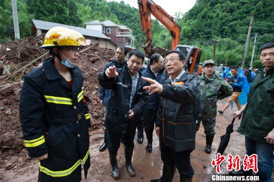 图为建德消防部门在现场救援。　余炫 摄
