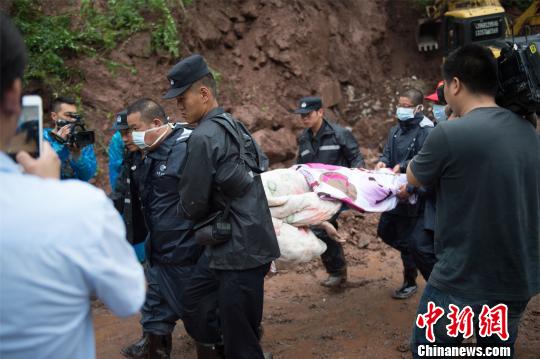 图为被困者被救出送往医院。　余炫 摄