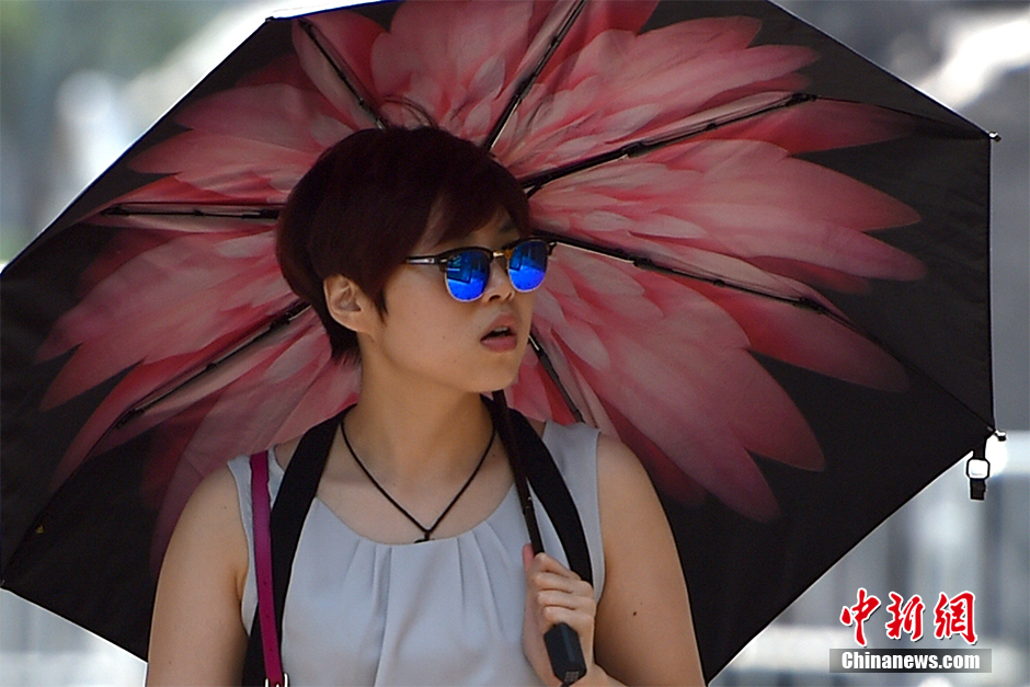 北京迎今年首个高温日 市民清凉出行