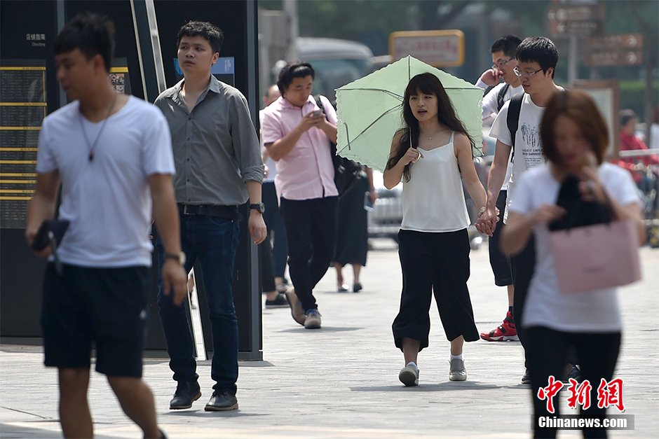 北京迎今年首个高温日 市民清凉出行