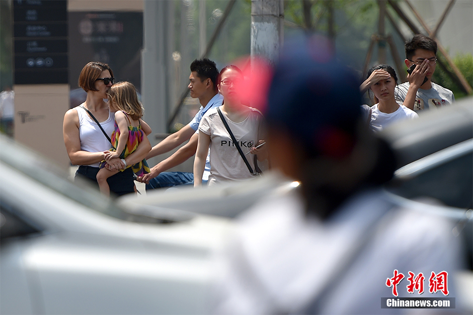 北京迎今年首个高温日 市民清凉出行