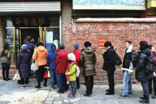 顾客在店门口排起长队。