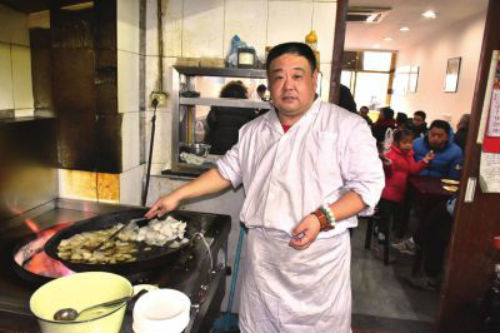 48岁的王红军是丰年灌肠的大师傅,在这家店工作了25年。王师傅说,这份工作很辛苦工资又低,但没想过跳槽,“干一行爱一行,对这份职业感情很深了。”