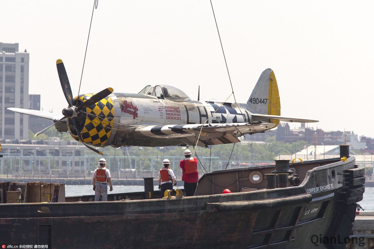 美国纽约哈德逊河坠毁二战P-47"雷电"战斗机残骸被打捞上岸 -千龙网·中国首都网