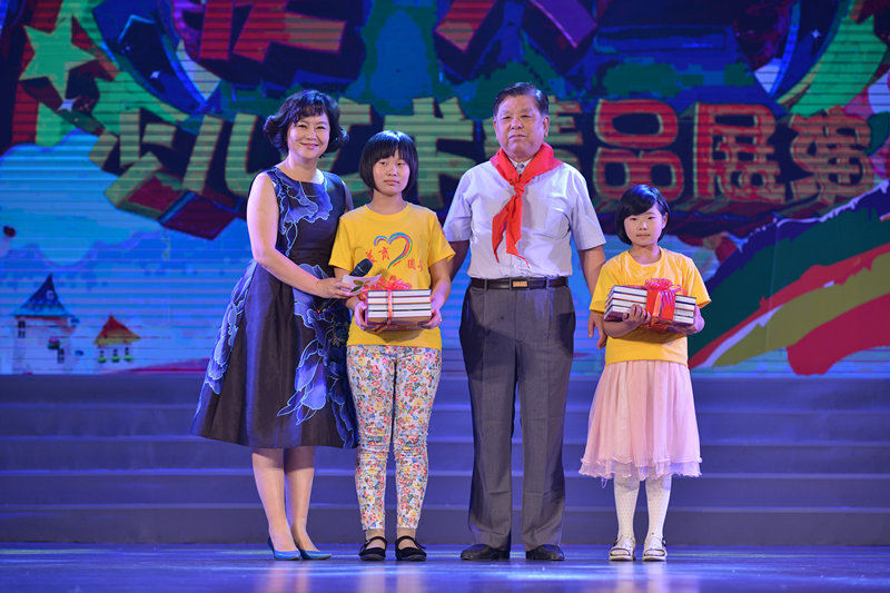 6.为留守儿童捐赠图书