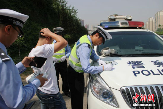 西安交警首次启用无人机航拍高速公路违法