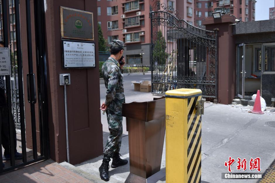 北京一小区保安身着解放军迷彩站岗