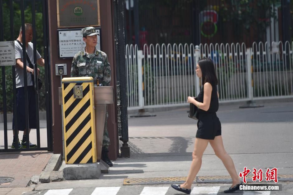 北京一小区保安身着解放军迷彩站岗
