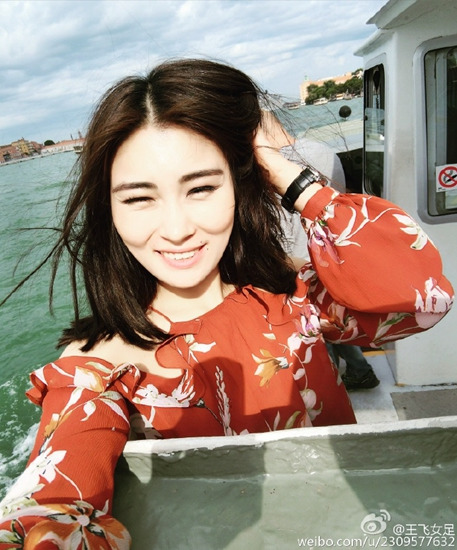 王飞穿红色印花上衣晒美照网友：女神你最美（图）