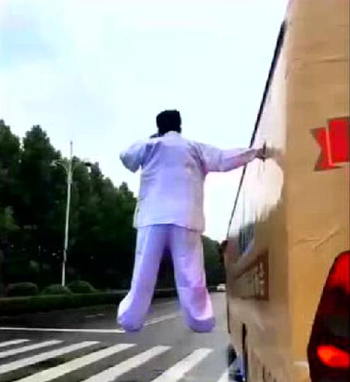 “魔术师”博眼球“悬浮”大巴车外违反交通规则司机遭罚