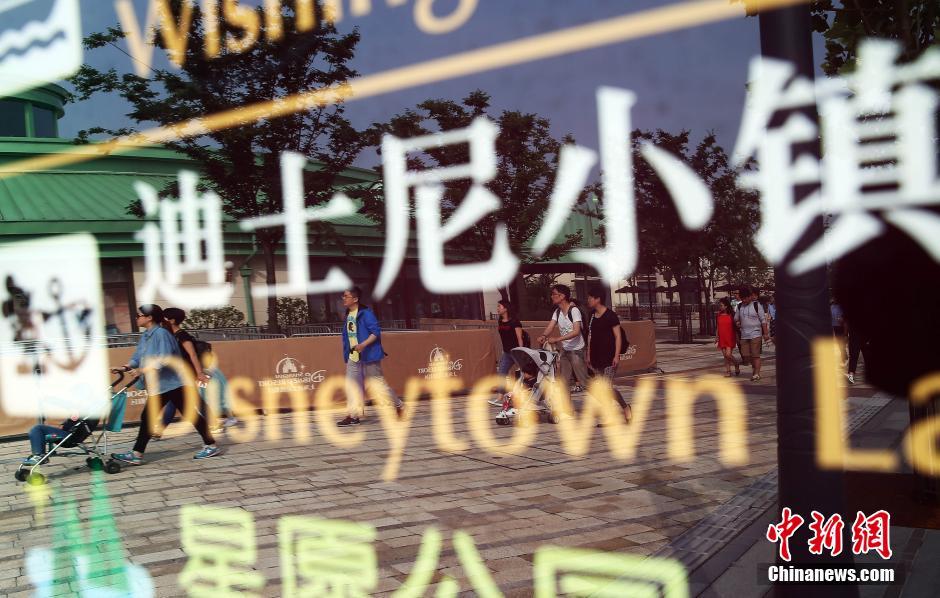 上海掀起迪士尼热潮 游客排队等待入园