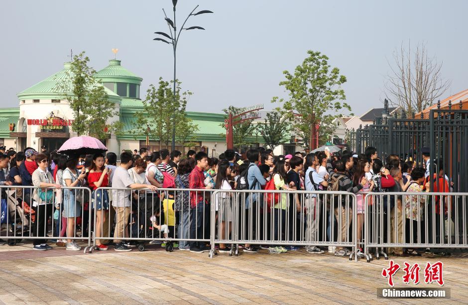 上海掀起迪士尼热潮 游客排队等待入园