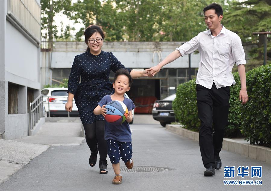 （图片故事）（1）“80后”爸爸为孩子绘制近百本绘本