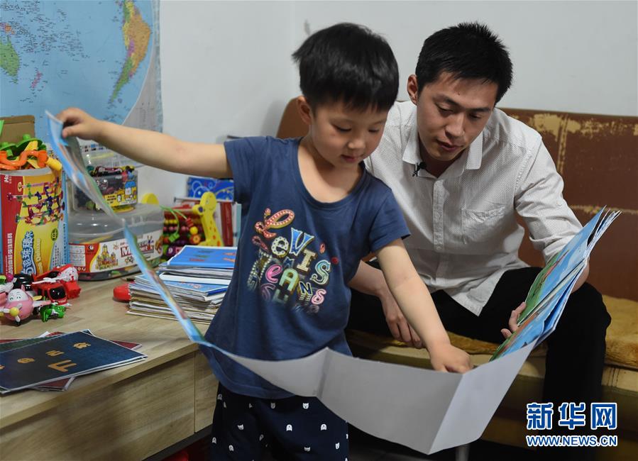 （图片故事）（8）“80后”爸爸为孩子绘制近百本绘本