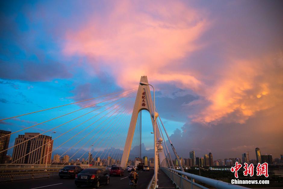 海南海口美丽晚霞映海天 景色壮观