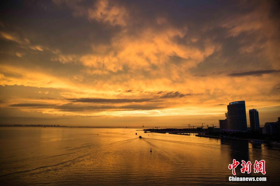 海南海口美丽晚霞映海天 景色壮观
