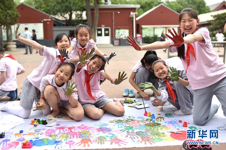 （新华网）（2）京城小学生绘长卷庆“六一”