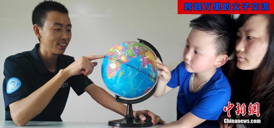 中国维和官兵“穿越拼接照”与孩子共度儿童节
