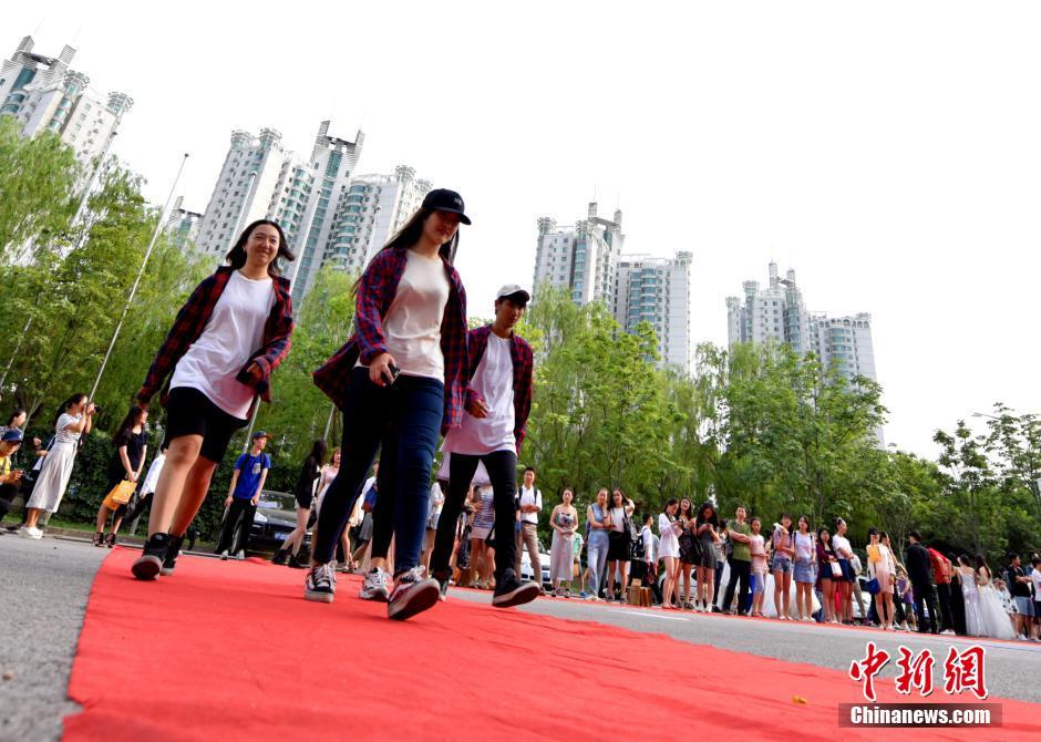 北京高校毕业生走红地毯宛如明星派对