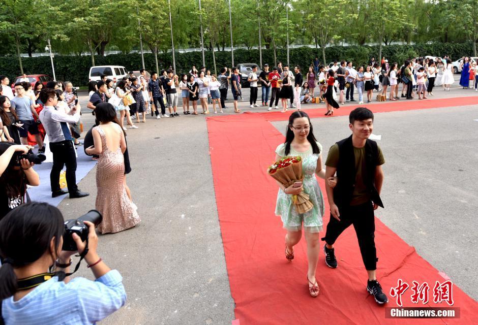 北京高校毕业生走红地毯宛如明星派对