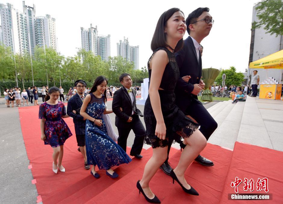 北京高校毕业生走红地毯宛如明星派对