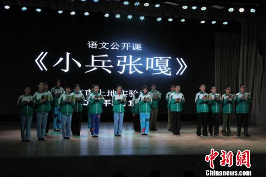 北京海淀戏剧教育课程铺开学生表演话剧《小兵张嘎》