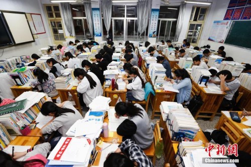 5月24日，在江苏赣榆高级中学，即将参加高考的高三学生在上晚自习。当日，距离2016年全国高考还有13天，江苏赣榆高级中学高三学生“挑灯夜读”，备战高考。<a target='_blank' href='http://www.chinanews.com/'>中新社</a>发 司伟 摄 图片来源：CNSPHOTO