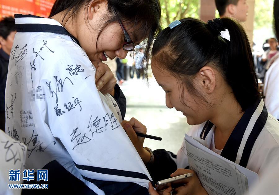 （城乡热点）（1）迎接高考 惜别校园