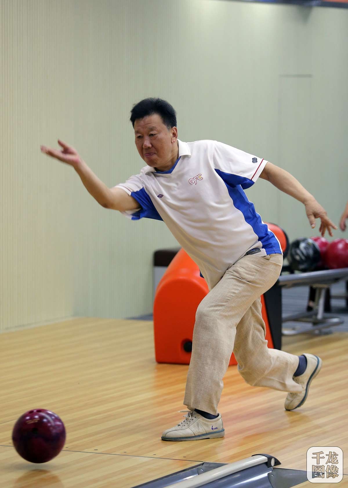 被国家体育总局领导誉为“真正的百姓赛事——北京市民‘快乐周末’保龄球赛”6月5日在地坛体育馆开赛，经过重新装修的地坛体育馆，七年来累计有数万名爱好者参与保龄球快乐周末赛，共有60多名保龄球爱好者参加了2015年北京市民“快乐周末”总决赛和2016年开球仪式，分别获得金手奖、银手奖和铜手奖。千龙网记者 戚连民摄