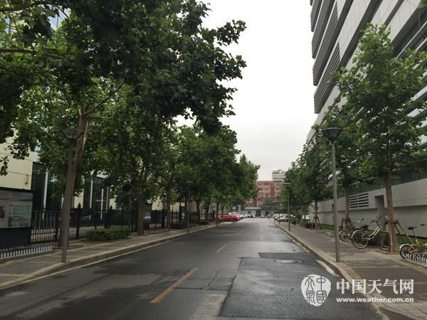 高考首日北京遭遇入汛来首场雨 路面湿滑注意安全