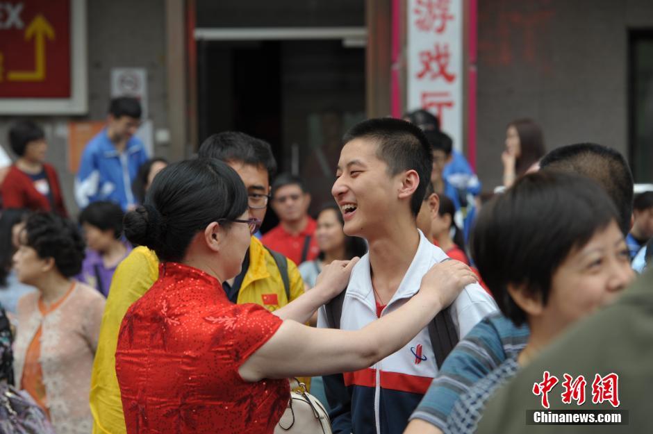 2016全国高考大幕拉开 北京考生陆续入场