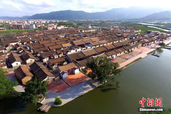 5月底，记者走进位于福建省龙海市东园镇九龙江南溪下游的埭美村，红砖瓦、灰白墙、燕儿尾，典型闽南建筑风格扑面而来。埭美村全村四面环水，被称为“水上古村落”，村内古厝成群，是闽系红砖建筑文化的杰出代表，先后获评福建省历史文化名村和中国历史文化名村。图为整齐的古民居。