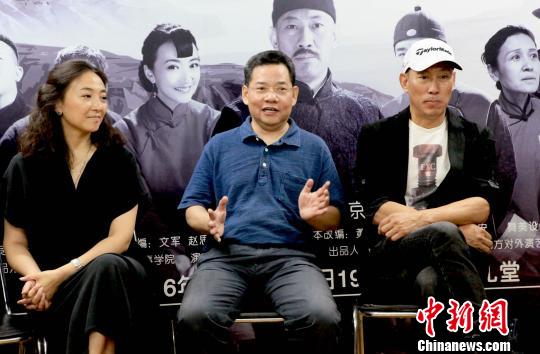 天津人民艺术剧院院长钟海(中)助阵。　张道正 摄