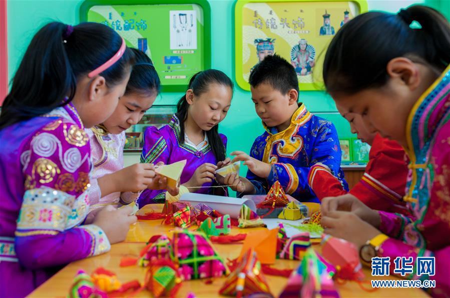 #（社会）（2）“五彩粽子”迎端午