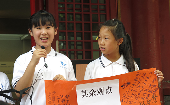 白家庄小学的郭露瑶在端午主题辩论中，阐述如何传承传统民俗和文化。千龙网记者梁祎 摄