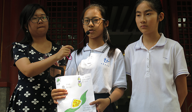 来自白家庄小学的学生以自己设计的端午粽子，阐述如何身体力行地弘扬传统文化。千龙网记者梁祎 摄