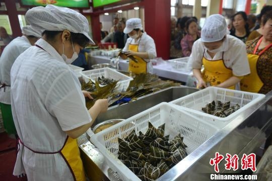 每逢过节胖三斤：两个粽子热量相当慢跑16km