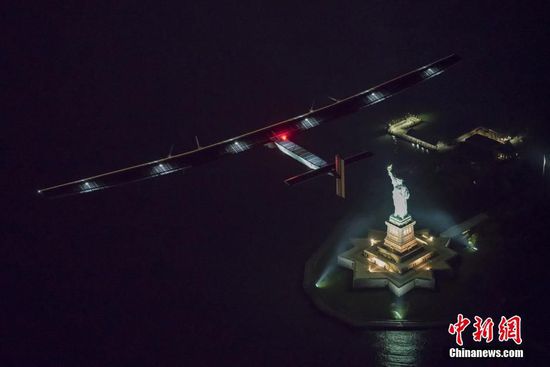 当地时间2016年6月11日，美国纽约，世界最大太阳能飞机“阳光动力2号”飞跃自由女神像，将在肯尼迪国际机场着陆。