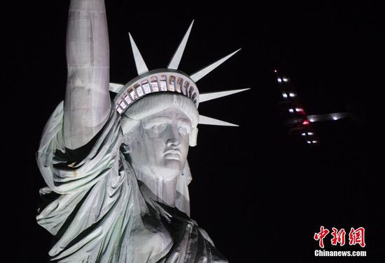当地时间2016年6月11日，美国纽约，世界最大太阳能飞机“阳光动力2号”飞跃自由女神像，将在肯尼迪国际机场着陆。