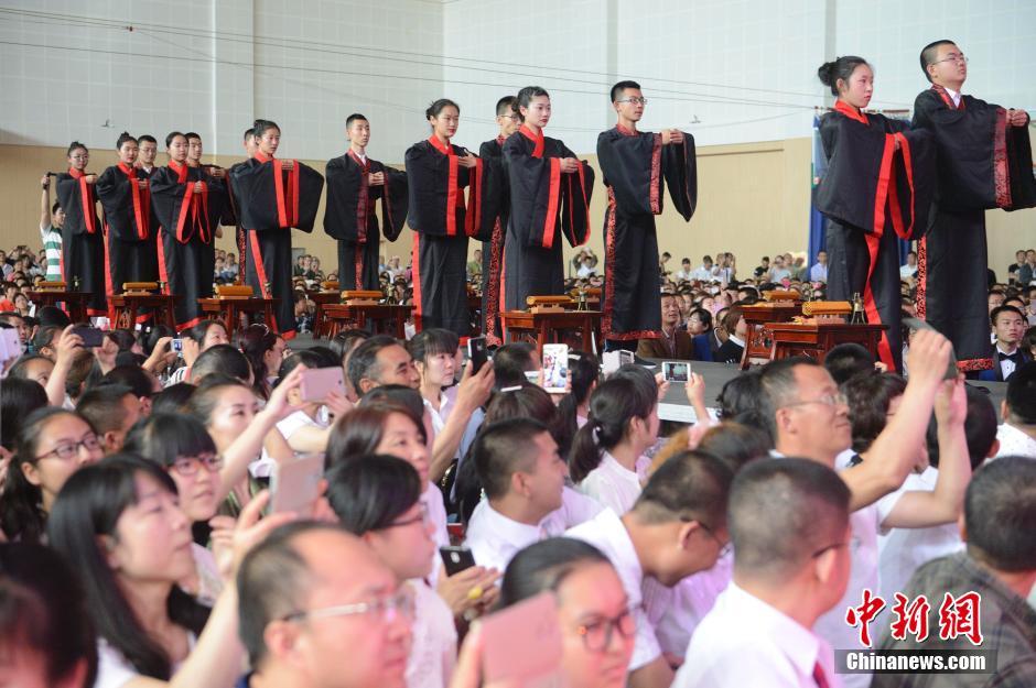呼和浩特一中学举办集体汉服成人礼