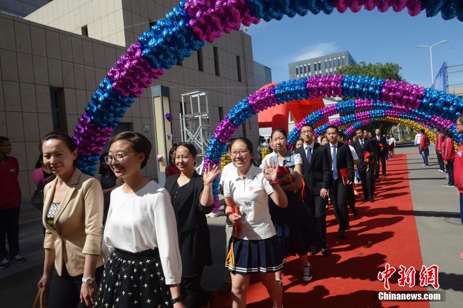 呼和浩特一中学举办集体汉服成人礼