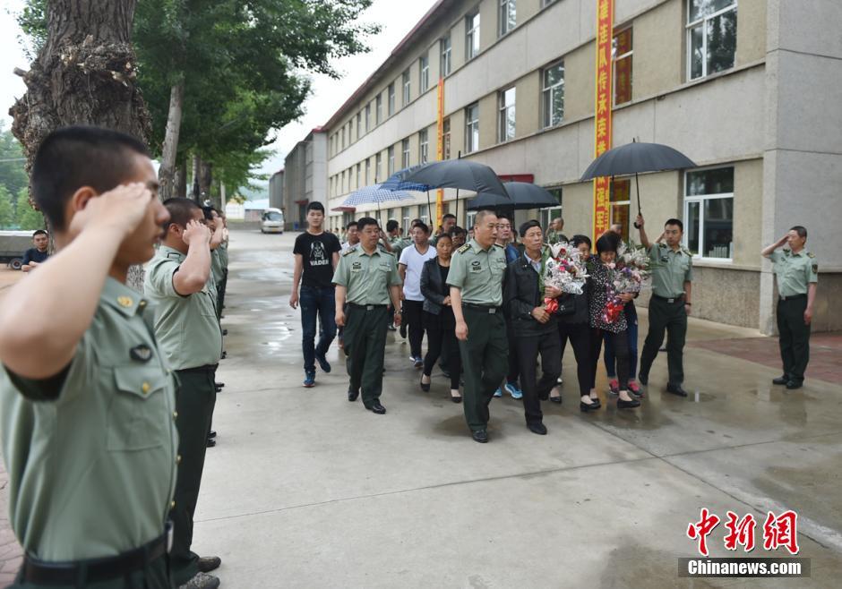申亮亮父母到儿子生前所在连队参观