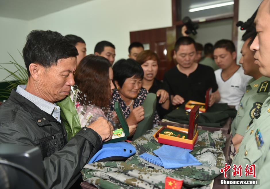 申亮亮父母到儿子生前所在连队参观