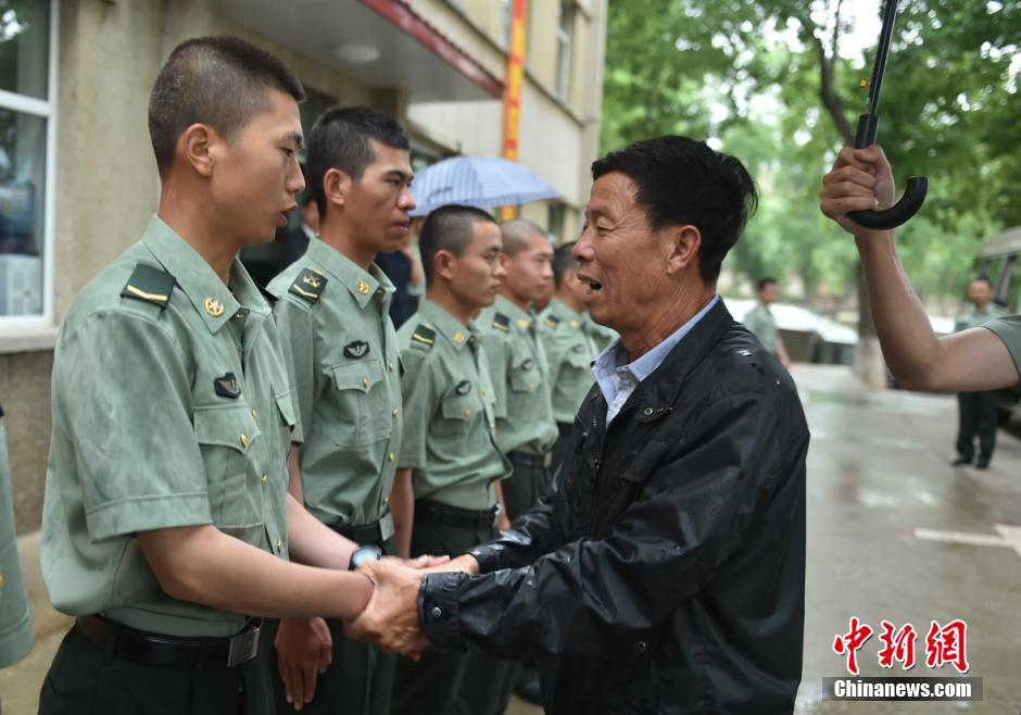 申亮亮父母到儿子生前所在连队参观